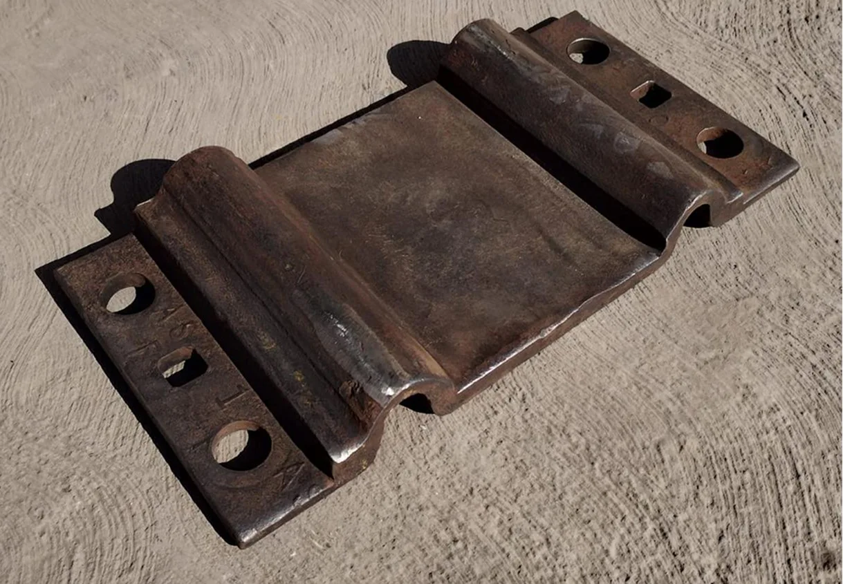 PLACA ROLADA PARA DURMIENTE DE MADERA CON FIJACIÓN ELÁSTICA TIPO PANDROL